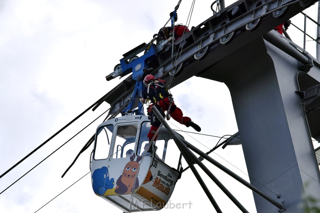 Koelner Seilbahn Gondel blieb haengen Koeln Linksrheinisch P071.JPG - Miklos Laubert